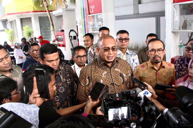Anggota DPR RI Komisi VI Fraksi Partai Gerindra, H Andre Rosiade melakukan peninjauan ke Stasiun Pengisian Bahan Bakar Umum (SPBU) pasca laporan antrean dan kelangkaan Bahan Bakar Minyak (BBM) jenis solar di Sumbar, Rabu (21/11/2023) pagi.