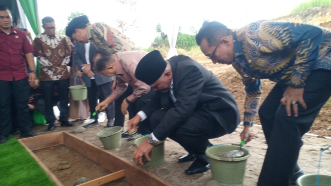 BATU PERTAMA: Jusuf Kalla bersama Gubernur Mahyeldi dan pengusaha Yendra Fahmi melakukan simbolis peletakan batu pertama pembangunan gedung baru RS Yarsi Padangpanjang, Sabtu (4/11).(IST)