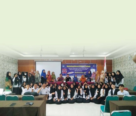TINGKATKAN KAPASITAS: Plt Kepala SMKN 6 Padang, Ita Desnatalia, Ketua Pelaksana Eka Teresia dan pemateri Redaktur/Penjab Laman Guru Padang Ekspres, Zulkarnaini saat kegiatan Workshop Literasi di SMKN 6 Padang, Kamis (2/11).(IST)