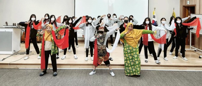 LINTAS BUDAYA: Uswatun Khasanah (kiri, depan) saat mengajari para siswa Geulbeot Middle School, Sejong, tari remo.(USWATUN KHASANAH UNTUK JPG)