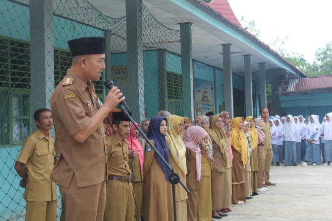 Camat Lengayang, Alpriyendri, Ketika menjadi inspektur upacara di SMK Teknologi Lengayang melalui kegiatan Goes to School, yang dilakukannya Senin lalu (Dok. SMK Teknologi Lengayang)