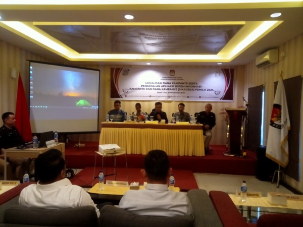 KPU Pessel saat menggelar sosialisasi dana kampanye dan pengenalan Sikadeka Pemilu 2024 di Hotel Triza Painan, Rabu kemarin (yon/Padek)
