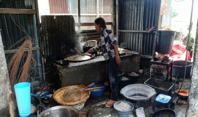 TETAP BERTAHAN: Usaha rumahan Bawang Goreng Mak Datuak, tetap eksis sejak berdiri 8 tahun meski belum pernah tersentuh bantuan.(YUWARDI/PADEK)