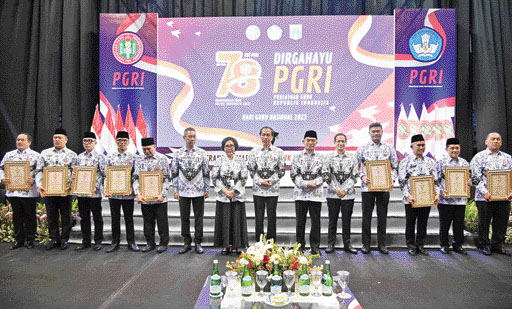 BERSEJARAH: Bupati Limapuluh Kota, H. Safaruddin, SH Dt. Bandaro Rajo (keempat kiri) usai menerima penghargaan dari Presiden RI Joko Widodo disaksikan Mendikbudristek, Menko PMK dan pejabat Negara lainnya.(TIM LAMAN GURU)