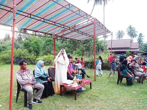 DUKUNGAN: Anggota DPR RI asal Sumbar II, Hj Nevi Zuairina pada Pekan Olahraga Nagari di Kabupaten Padangpariaman, kemarin.(TIM NEVI)