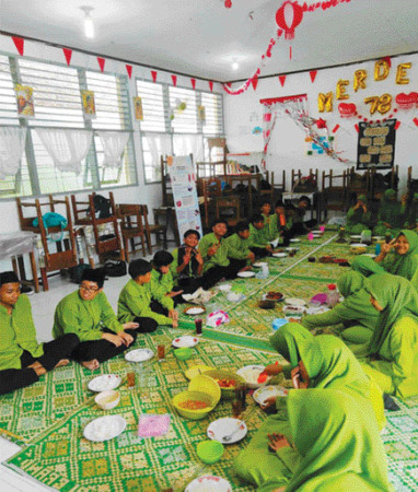 KEBERSAMAAN: Salah satu kegiatan berbasis projek yang dilaksanakan di SMPN 5 Padang.(Irma Yenni for Padek)