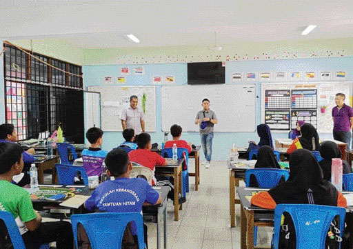 TUKAR PIKIRAN: Penulis ketika bertukar pikiran terkait pendidikan dengan peserta didik Sekolah Kebangsaan Yamtuan Hitam, Terachi, Kuala Pilah, Negeri Sembilan, Malaysia beberapa waktu lalu.(TIM LAMAN GURU FOR PADEK)