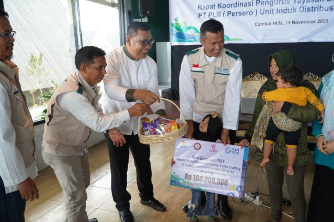 GM PLN UID Sumbar Eric Rosi Priyo Nugroho dan Bupati Kabupaten Solok Epyardi Asda.