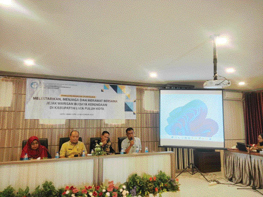 DISKUSI: Wartawan Padang Ekspres, M Fajar Rillah Vesky saat menjadi pembicara dalam Edukasi Cagar Budaya didampingi Kepala Bappelitbang Kabupaten Limapuluh Kota, Gusdian Laora beberapa waktu lalu.(PEMKAB LIMAPULUH KOTA FORPADEK)
