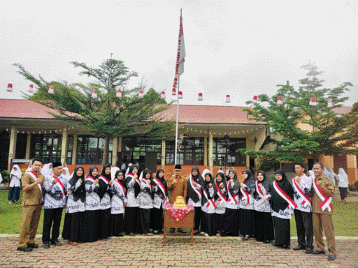 KEJUTAN: Para guru SMPN 7 Payakumbuh saat mendapatkan kejutan dari siswa usai pelaksanaan upacara bendera.(TIM LAMAN GURU)