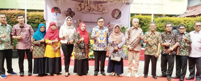 ANTUSIAS: Staf Ahli Wali Kota Habibul Fuadi, Kepala SMPN 1 Padang Dewi Anggraini dan lainnya foto bersama usai pembukaan Spensa Smart Competition ke-4 tahun 2023, Sabtu (4/11).(IST)