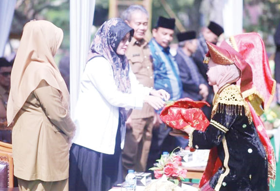 DIISTIMEWAKAN: Kepala STP Unand, Eka Chandra Lina disambut saat hadir dalam peluncuran Solok Belibis Ekraf dan Industrial Gathering, di Pulau Belibis, Kota Solok, Selasa (7/11).(IST)