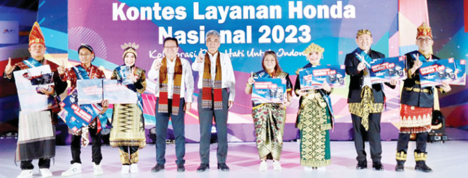 BERPRESTASI: Neni pemenang terbaik di kategori FLP Reguler Dealer dan Novianti menjadi FLP terbaik di kategori FLP Wing/Big Wing Dealer Puncak KLHN 2023, di AHM Safety Riding & Training Center Deltamas, Jabar pekan lalu.(AHM FOR PADEK)