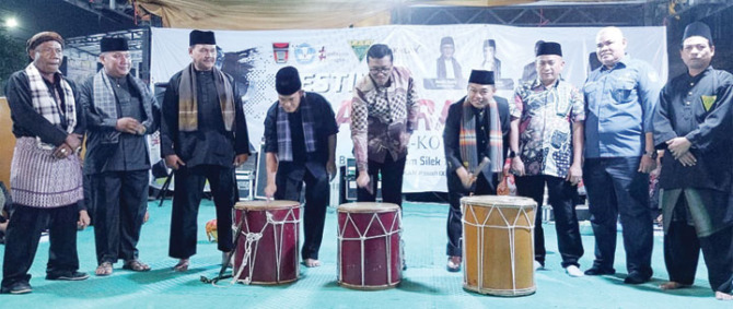 SEMARAK: Pemukulan gendang tanda dibukanya Festival Silek Tradisi se-Kota Padang, Sabtu (11/11) malam.(ERI M/PADEK)