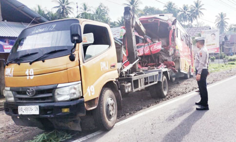 RUSAK BERAT: Bus PO Mandala yang terlibat kecelakaan dengan truk pengangkut TBS sawit tampak rusak berat sehingga harus diderek ke Mako Satlantas Polres Pasbar, Selasa (14/11).(POLRES PASBAR FOR PADEK)