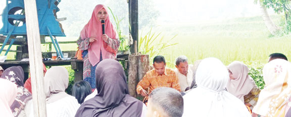 DUKUNGAN: Anggota DPR RI, Hj Nevi Zuairina, memberikan sambutan jelang penyelarahan CSR PT PLN Persero, pekan lalu.(NEVI FOR PADEK)