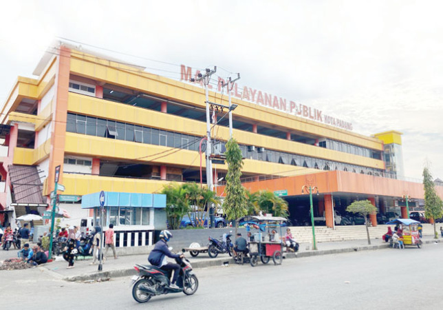 PUSAT PELAYANAN: Seorang pengendara motor melintasi jalan depan MPP Kota Padang yang berada di Pasar Raya Padang, Rabu (22/11).(ADETIO/PADEK)