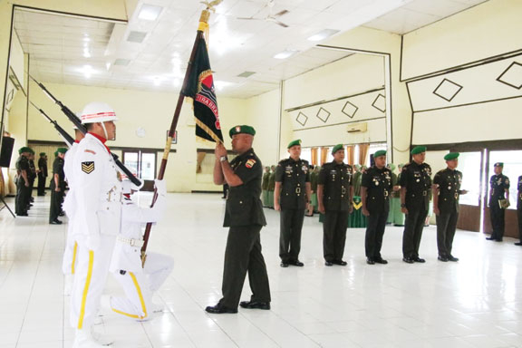 SERAH TERIMA JABATAN: Tiga Komandan Distrik Militer (Dandim) di lingkungan Korem 032/Wbr mengikuti upacara serah terima jabatan di Gedung Sapta Marga Makorem 032/ Wbr, Jalan Jenderal Sudirman Nomor 29, Kota Padang, Kamis (23/11).(PENREM 032/ WBR FOR PADEK
