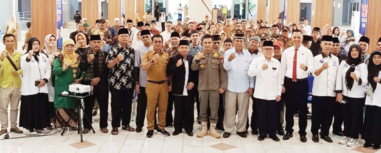 KOMPAK: Wawako Padang Ekos Albar bersama narasumber dan peserta usai pembukaan penyuluhan anti narkoba, Senin (27/11).(ERI M/PADEK)