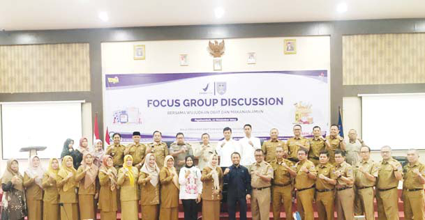 EDUKASI: Foto bersama usai Focus Group Discussion (FGD) di Aula Ngalau Indah, Balai Kota Payakumbuh, Senin (27/11).(DISKOMINFO PAYAKUMBUH FOR PADEK)