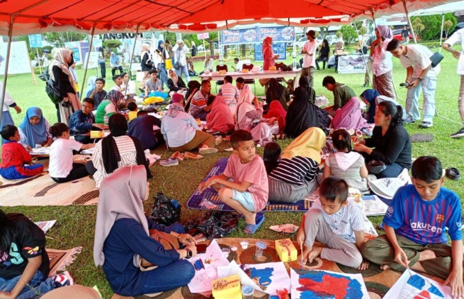 Salah satu arena bermain orang tua dengan anak di Taman Bermain Keluarga pada Festival Anak Sumbar 2023 di halaman Istana Gubernur Sumbar, Sabtu (18/11). Kegiatan ini digelar oleh Dinas Pemberdayaan Perempuan, Perlindungan Anak, Pengendalian Penduduk dan