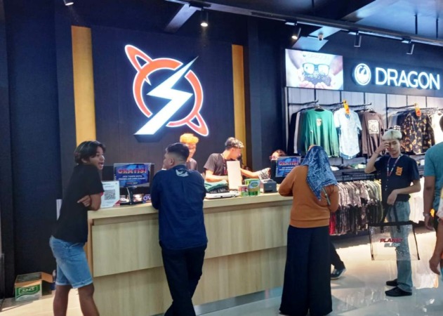 Planet Surf yang berada di Jl Damar No 46 ABC Padang, memberikan diskon hingga 50% dan tambahan diskon 20% dengan melakukan pembelanjaan minimal 2 item atau lebih. f: sonialis/padek.co