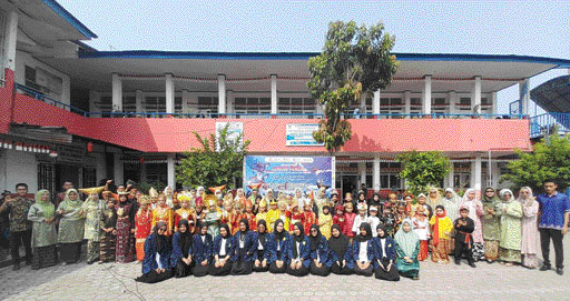 DEKAT: Murid SDN 33 Sawahan terlihat kompak bersama guru usai kegiatan pawai budaya dalam rangka memperingati hari Sumpah Pemuda.(IST)