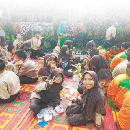 KOMPAK: Para murid SDN 28 Payakumbuh melakukan sarapan pagi bersama dengan kudapan tradisional masingmasing.(Wisma Diandra For Padek)
