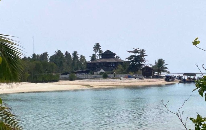 Ombak Macaronis di Desa Silabu merupakan salah satu ombak terbaik di Kepulauan Mentawai dan favorit bagi tamu wisatawan mancanegara.