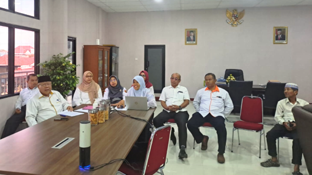 Rektor Unes bersama jajaran zoom meeting dengan University Tunn Husein Malaysia.