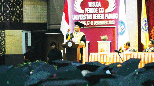 INGATKAN WISUDAWAN: Menko Polhukam Mahfud MD orasi Ilmiah dalam wisuda Universitas Negeri Padang (UNP), Jalan Prof Dr Hamka, Kota Padang, kemarin (17/12).(TIM MAHFUD MD FOR PADEK)