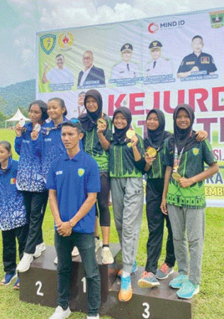 BIKIN BANGGA: Putri Angeli dan Dea Nita Putri tampil membanggakan SMPN 2 Kecamatan Luak usai menjadi juara Kejurda Atletik Sumbar 2023 di Sijunjung.(TIM LAMAN GURU)