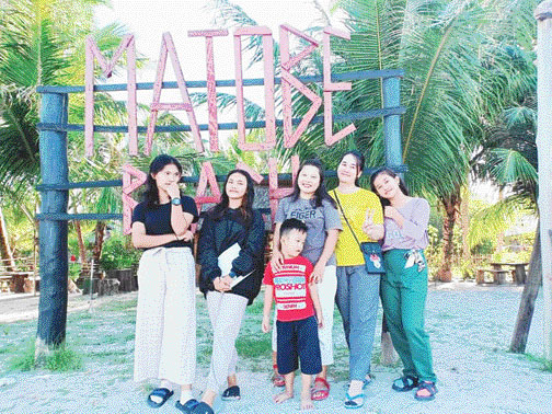 PASIR PUTIH: Seorang pengunjung Pantai Matobe berfoto di tengah pasir putih Pantai Matobe, beberapa waktu lalu.(NETTY T FOR PADEK)