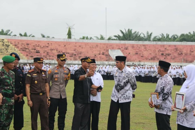 Ketua DPRD Kabupaten Dharmasraya Hadiri Upacara Peringatan Hari PGRI dan Hari Guru Nasional ke-78 Tahun.(ita/Padek)