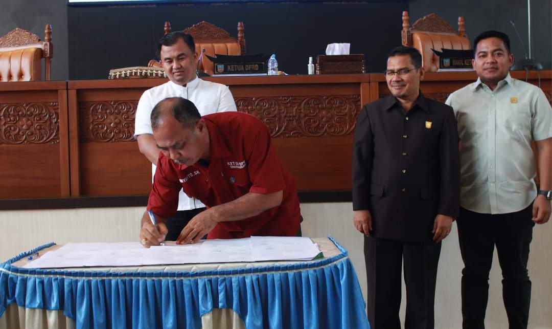 Ketua DPRD Dharmasraya Pariyanto menandatangani serah terima berita acara.(ita/Padek)