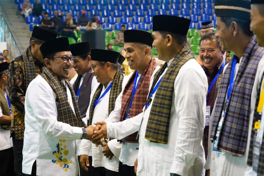 PENGUKUHAN: Bupati Tanahdatar Eka Putra kukuhkan IKLB Lintau IX Koto Kota Pekanbaru periode 2023-2028 dalam baralek gadang warga Ikatan Keluarga Lintau IX Koto, Sabtu (16/12) malam di Gelanggang Olahraga Remaja Jalan Jenderal Sudirman Kota Pekanbaru.(PEMK