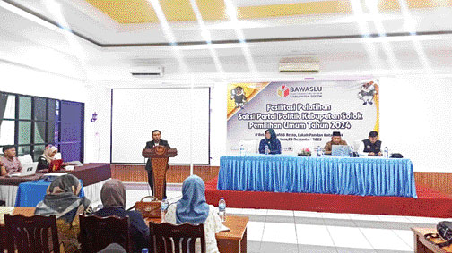 ARAHAN: Ketua Bawaslu Kabupaten Solok Titony Tanjung memberikan sambutan saat Fasilitasi Pelatihan Saksi Parpol Kabupaten Solok, Selasa (26/12).(FRIKEL/PADEK)