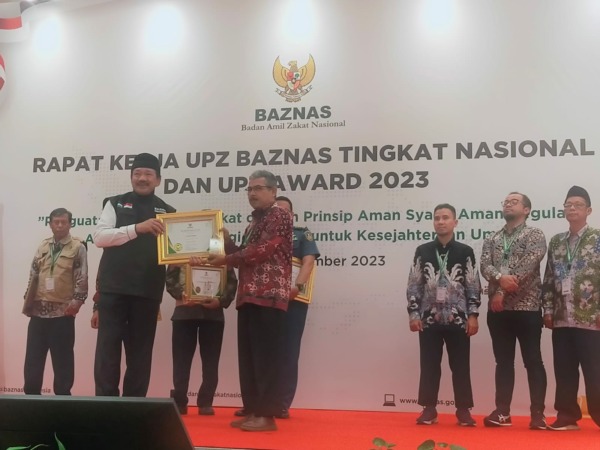 Kepala Pelaksana Harian UPZ BAZNAS Semen Padang Muhammad Arif (kanan), saat menerima penghargaan UPZ Awards 2023 yang diserahkan oleh Ketua BAZNAS RI Ketua BAZNAS RI, Prof. Dr. KH. Noor Achmad, MA, pada Rapat Kerja UPZ BAZNAS Tingkat Nasional dan UPZ Awar