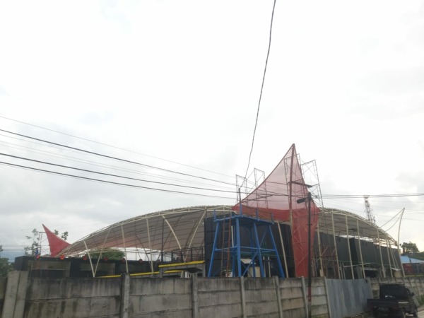 PUSAT KULINER: Stasiun Lambuang Bukittinggi yang disiapkan jadi pusat kuliner hampir rampung, Selasa (19/12). Peresmiannya dijadwalkan 22 Desember mendatang.(RIAN AFDOL/ PADANG EKSPRES)