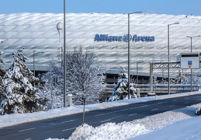 Salju yang turun dari atap Stadion Allianz Arena menimbulkan risiko yang tak terhitung bagi penonton. (Foto: FC Bayern)