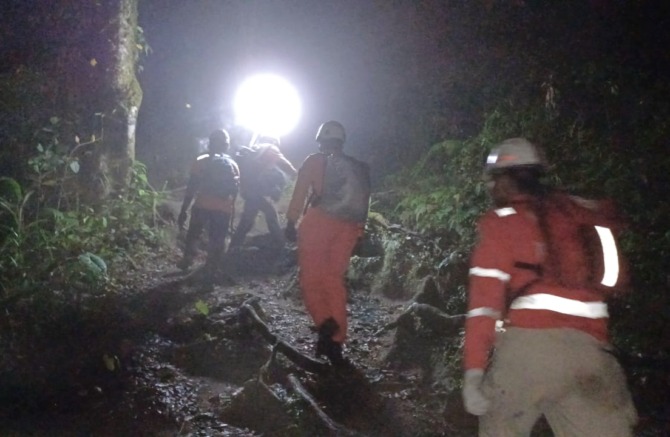 Tim Gabungan melakukan pencarian dan evaluasi pendaki yang terjebak di Gunung Marapi. (Foto: Tim SAR Padang)