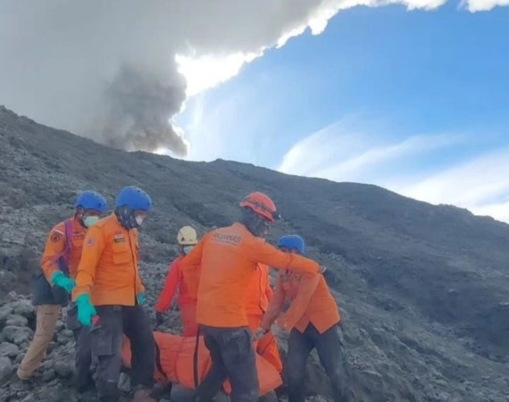Tim SAR melakukan evaluasi korban erupsi Gunung Marapi. (Foto: IG SAR Padang)