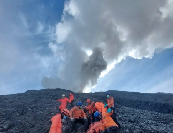 Tim SAR melakukan evaluasi korban yang terdampak letusan Gunung Marapi. (Foto: Basarnas Padang)