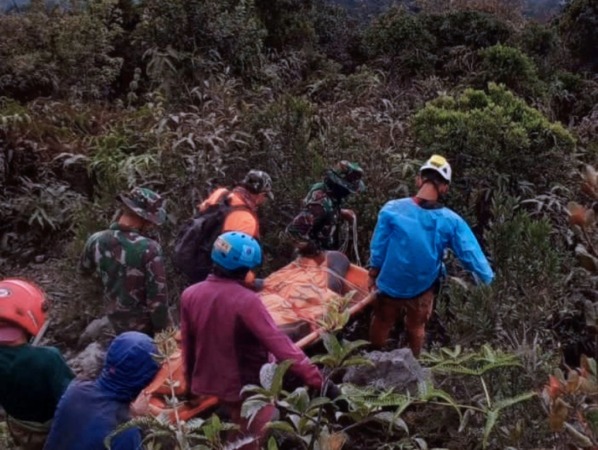 Tim SAR Gabungan mengevakuasi pendaki bernama Siska Afrina dalam kondisi meninggal dunia akibat erupsi Gunung Marapi. Dengan demikian, maka total pendaki meninggal dunia 23 orang. (Foto: Basarnas Padang)