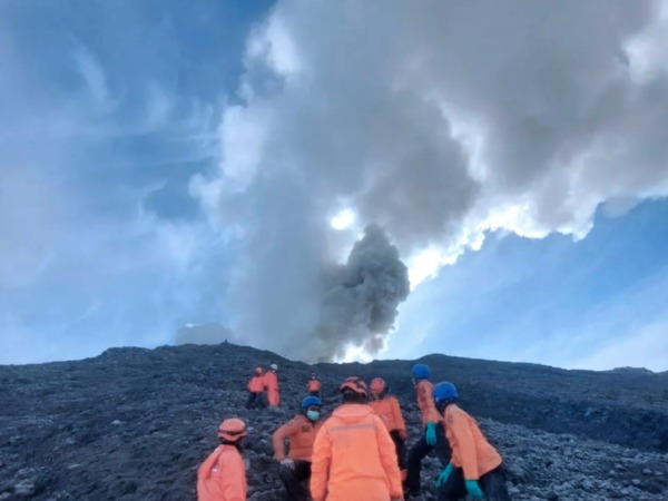 Tim SAR Gabungan ketika melakukan evakuasi korban yang terdampak erupsi Gunung Marapi, Sumbar, Selasa (5/12/2023). (Foto: Basarnas Padang)