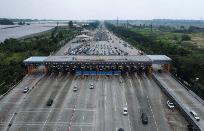 SKB juga mengatur pembatasan operasional angkutan barang di jalan tol dan jalan non tol, sistem jalur dan lajur pasang surut/ tidak flow (contra flow) saat Nataru 2023. (Foto: Kemenhub).