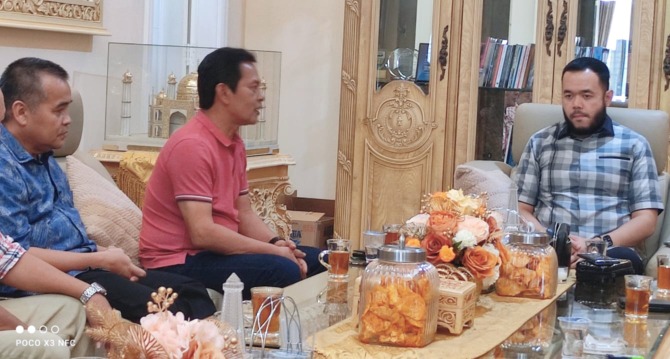 Ketua DPW Partai NasDem Sumatera Barat Fadly Amran bertemu pengurus PWI Sumbar di kediamannya di Padang, Sabtu (16/12/2023). (Foto: Adrian Tuswandi/ PWI Sumbar)