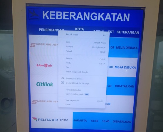 Monitor informasi keberangkatan di Bandara Internasional Minangkabau (BIM) Padangpariaman, Jumat (22/12/2023) sore. (Foto: Fitra for Padek)
