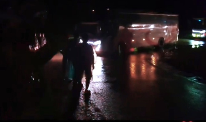 Petugas Satlantas Polres Limapuluh Kota melaporkan bahwa jalan lintas utama Sumbar-Riau yang sempat tertimbun longsor sudah dibersihkan dan malam ini pukul 20.00 WIB sudah bisa dilewati dengan sistem buka-tutup. (Foto capture video: IG @lantas50kota)