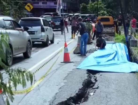 Jalan Lintas Sumatera (Jalinsum) di Kota Sawahlunto, Sumatera Barat, mengalami amblas dan retak akibat hujan deras yang mengguyur wilayah tersebut pada Jumat malam (29/12/2023) hingga Sabtu (30/12/2023) dini hari.